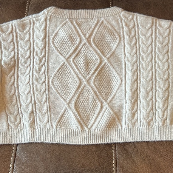 It’s almost sweater weather!! Check out this gray cable cropped sweater!! - Picture 4 of 5